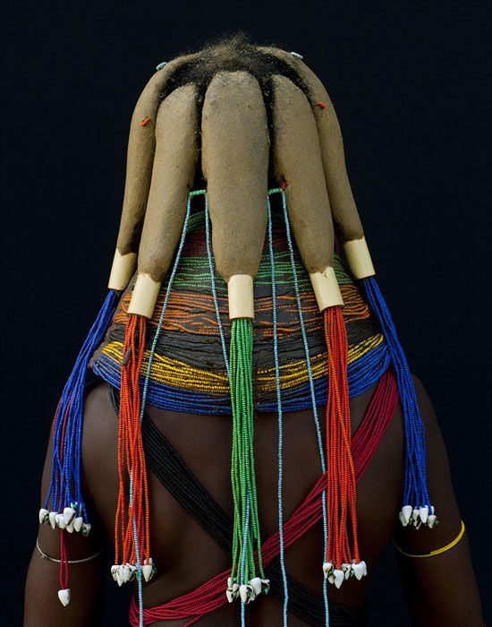点击大图看下一张：非洲部落用牛粪打造“乌贼”式发型