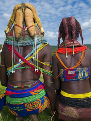非洲部落用牛粪打造“乌贼”式发型[14P]