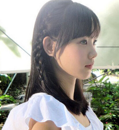 点击大图看下一张：简单的齐刘海披肩发，在侧边编了一个甜美的麻花辫，让女生的可爱甜美气质瞬间提升。