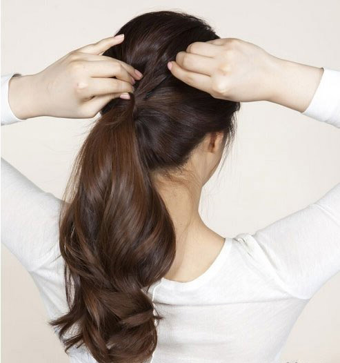 点击大图看下一张：step5：取出一束头发缠绕橡皮筋后用发夹固定发尾。