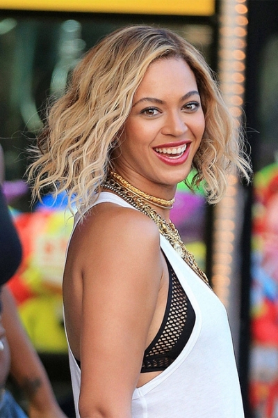 点击大图看下一张：Beyoncé Knowles-Carter，浪漫的小卷发让这款BOB头增添了不少活力感，让女神减龄不少。