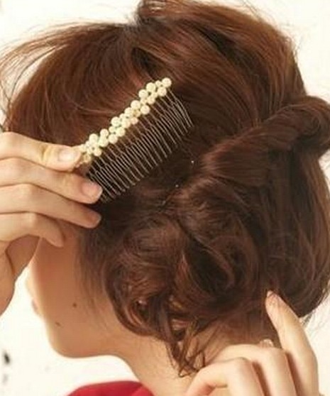 点击大图看下一张：扎法6：固定头发的位置后，这时插上一款漂亮的发夹，这样既可帮助固定头发，还能起到头发美感的效果。