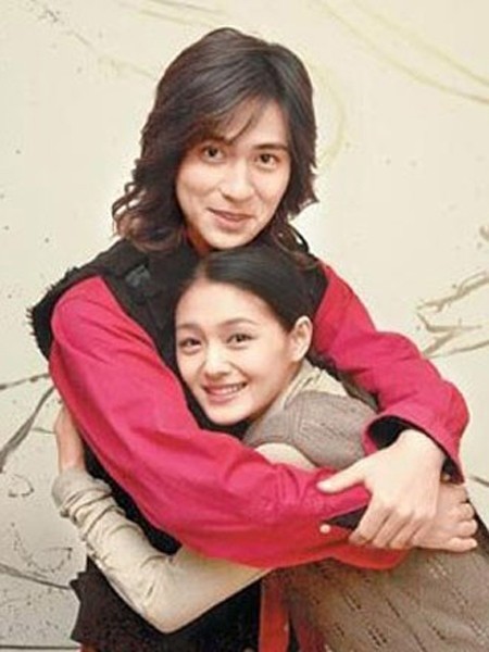 点击大图看下一张:大S,说实话,大S长的其实不怎么样,但从出道开始合作的男星可都是帅哥,言承旭、蓝正龙、周渝民、古天乐,就连吴尊和韩庚也被收归旗下。即使长着一张大饼脸,但凭借一头百变的长发大S一样横少娱乐圈,最终嫁入豪门。