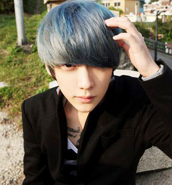 点击大图看下一张：时尚蓝色挑染，韩国短发发型看起来十分具有魅惑力，厚厚的刘海遮眼，彰显出男生的个性神秘又帅气哦！