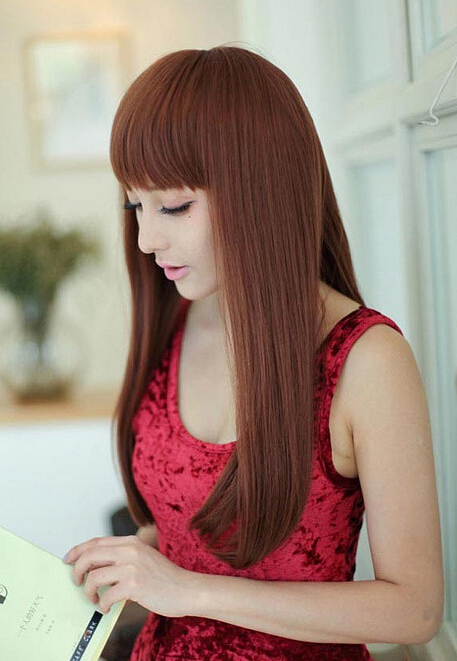 点击大图看下一张：韩式的淑女风中长直发，齐刘海的中长发很甜美，垂直飘逸的发丝搭配时尚红棕色染发，超显白皙肌肤，完美展现出MM清新纯美气息。