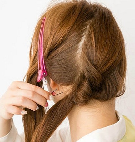 点击大图看下一张：步骤四：将中间的头发扭到下面头发上面，就用夹子固定到扭转的位置。