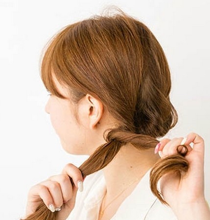点击大图看下一张：步骤六：按照图示所演示的将第一束头发缠绕在第三束头发上面。