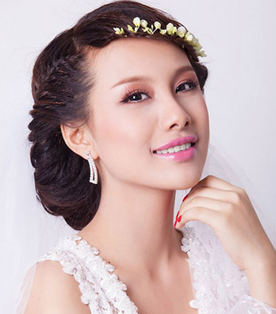 点击大图看下一张：最新韩式新娘发型一：编发盘发造型简约大方，洁白的小花镶嵌在编发之中，营造出清新的气质，变身纯洁精灵。