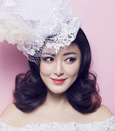 点击大图看下一张：最新韩式新娘发型四：发尾外翘的暗紫色卷发，时尚大气，复古造型搭配上洁白的新娘发饰，既唯美又精灵。