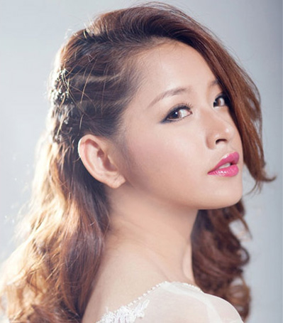 点击大图看下一张：最新韩式新娘发型七：侧分的斜刘海修颜，编发造型营造出不对称美感，让长卷发变更加有个性。