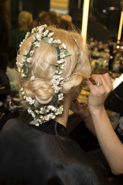 点击大图看下一张：欧美新娘发型三：如果你举行的是草地婚礼，那么就可以利用花环发饰来增加发型活泼的感觉，大花朵有点俗气，选择这种小朵花型的会更好看。