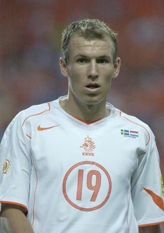 点击大图看下一张：2004年，那时候罗本还是一个青涩的少年，头发浓密，速度奇快无比，是荷兰足坛一颗冉冉升起的新星。