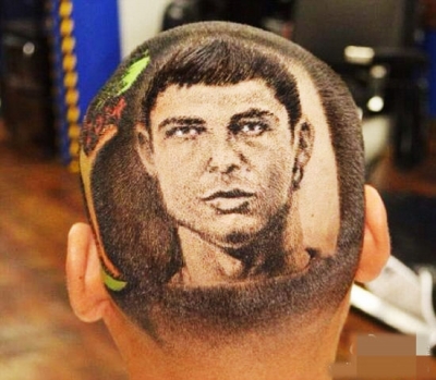 点击大图看下一张：随着世界杯热的兴起，人们开始纷纷在自己的头上刻画自己喜爱的球星的头像。你看过扬州发型师剪的足球头吧！在巴西和美国，发型师们的世界杯球星头更有创意。