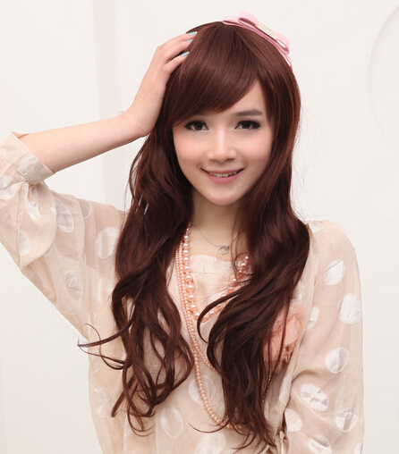 点击大图看下一张：这款韩式斜刘海长发卷发发型，三七分的斜刘海，搭配两边内卷的发丝，修颜又显瘦。