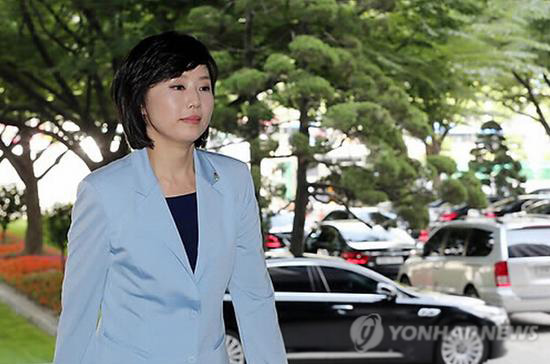 点击大图看下一张：她是韩国“代理第一夫人”，同时她也是韩政府高官首富，常以一款齐肩发型示人的这位韩国美女高官，打扮干练不失女人味，一起来看看她这组发型图片吧。