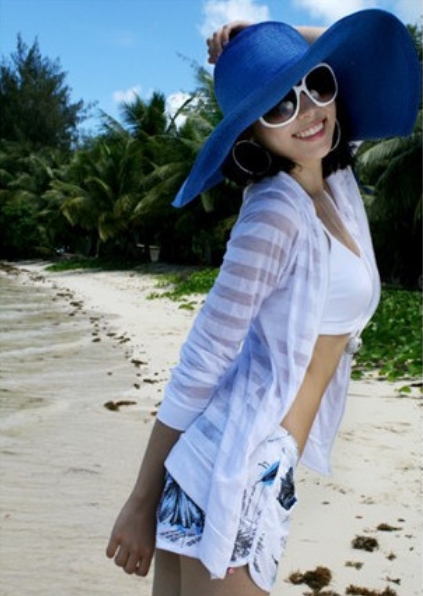 点击大图看下一张：宽边的沙滩太阳帽，和波波头搭起来显得可爱优雅，而且宽边的帽子还可以把脸显小哦，脸大的MM可以考虑宽边的帽子。
