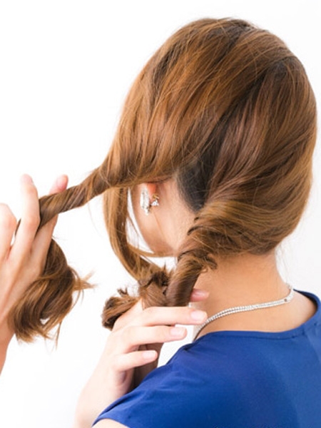 点击大图看下一张：step2：将头发分成两部分，分别扭转成发辫。