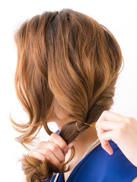 点击大图看下一张：step3：将两束发辫用橡皮筋绑在一起。