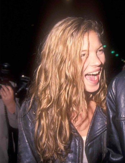 点击大图看下一张：1988，还是14岁的Kate Moss出道了，瘦骨嶙峋，脸上还浮现点点雀斑，在众多人眼里的她并不算美女，可她总让人感觉到强劲的生命力。