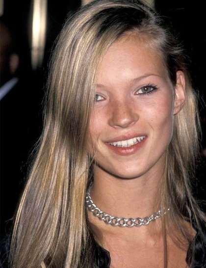 点击大图看下一张：1994，凯特·摩丝率先在模特中发起了“流浪儿”式化妆，有人批评她使许多青少年得了厌食症。