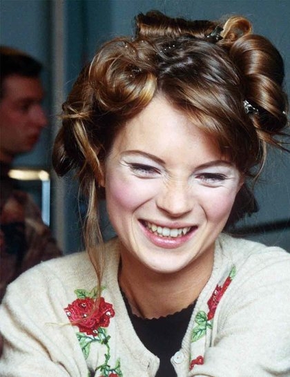 点击大图看下一张：1995，做发型的凯特·摩丝,夸张的造型，洋溢着灿烂的笑容，正是这种笑容让她吸引了众多的目光。