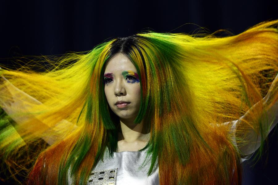 点击大图看下一张：7月4日，一名模特在展示中国发型设计师的发型作品。