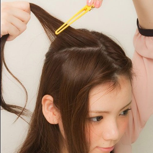 点击大图看下一张：Step5：分出要编刘海的发束，其它头发用一字型卡子别到旁边。