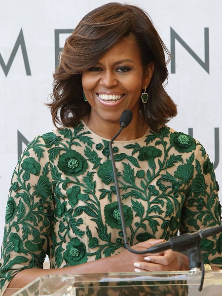 点击大图看下一张：美国第一夫人Michelle Obama，起来精神奕奕大卷造型，刘海做了卷度的处理，更增添了份女强人的魅力。