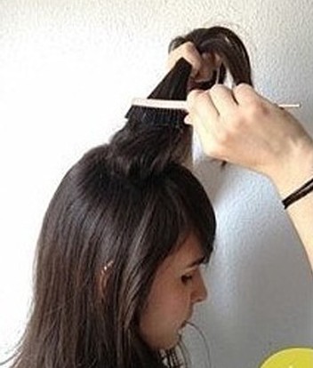点击大图看下一张：韩式丸子头是一款非常百搭的发型，因此受到众多女性朋友的追捧。如果你还不会丸子头发型怎么扎的话，那今天就跟小编学起来吧！首先将头顶的头发打毛，帮助塑造出蓬松感。