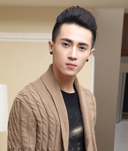 点击大图看下一张:清爽无刘海短发,十分帅气的一款短发发型,将整个刘海梳在头顶后面,凸出男生立体的五官,很是帅气,又很清爽的感觉。