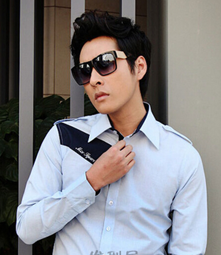 点击大图看下一张：韩国男生无刘海短发发型，无刘海凸显气质，又很有个性，加上一幅大框墨镜的装点，显得帅气逼人呢！