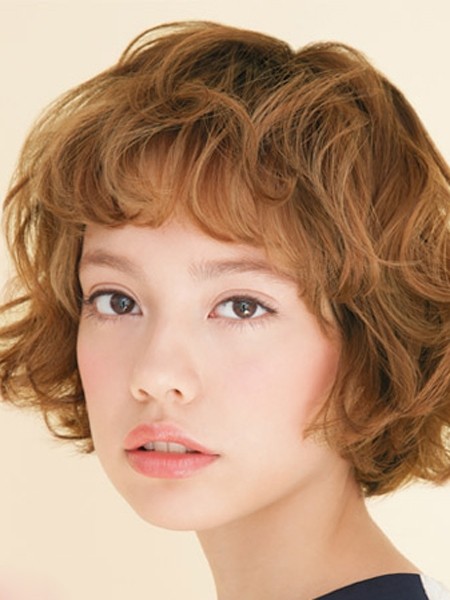 点击大图看下一张：适合夏天的女生发型五：眉上刘海清爽别致，烫出卷度的设计更显俏皮感。满头棕色短卷发个性十足。