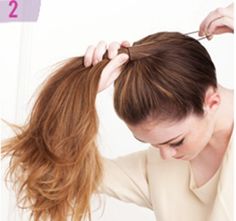 点击大图看下一张：Step 2 把头发往头顶梳，并且在用橡皮筋扎起来。用梳子梳头发的时候尽量保持头发的平整，效果会更好!