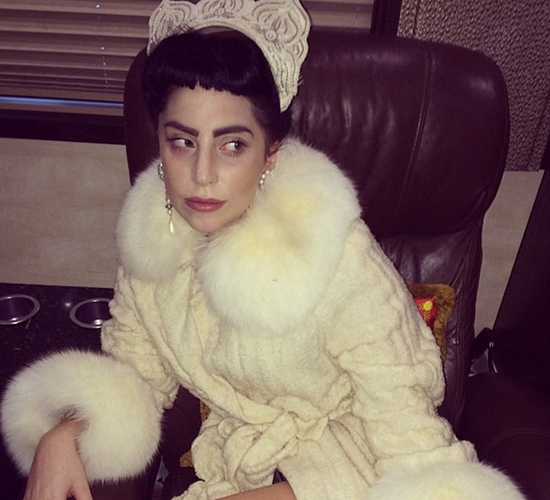 点击大图看下一张：近日，Lady Gaga似乎爱上了复古风，不管去哪儿都戴起来短短的假刘海来凹造型，一改往日“雷神”形象，正常的让人无处吐槽。然而对于嘎嘎来说很平常的锅盖刘海，却在前些日子某电视剧中袁姗姗的造型被广大网友所鄙视，那么到底如何驾驭这个锅盖刘海呢？Lady Gaga的这个锅盖刘海搭配很夸张的粗眉意外的很合适。