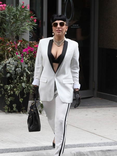 点击大图看下一张：Lady Gaga最近似乎爱上了复古风，近日，她离开自己多伦多的公寓，身穿白色大衣头戴王冠变身贵妇，一改往日“雷神”形象。
