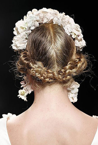 点击大图看下一张：秀场新娘发型图片三：用鲜花点缀的花环编发很有波西米亚的feel，好像童话里的花仙子。