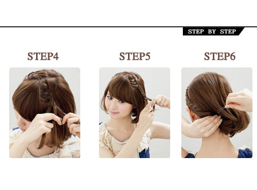 点击大图看下一张：step 4：另一边同样取一小束头发。step 5：将头发编成如图所示的小辫子。step 6：将头发集中在右侧，用黑色发卡将头发固定好。
