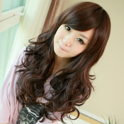 点击大图看下一张：甜美的韩式斜刘海长卷发发型，营造出优雅的轻熟美感，蓬松的波浪烫发，很是好看呢！