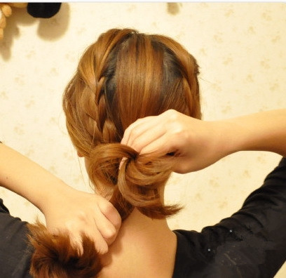 点击大图看下一张：把麻花辫在头发下面交叉后拿到头发上面。