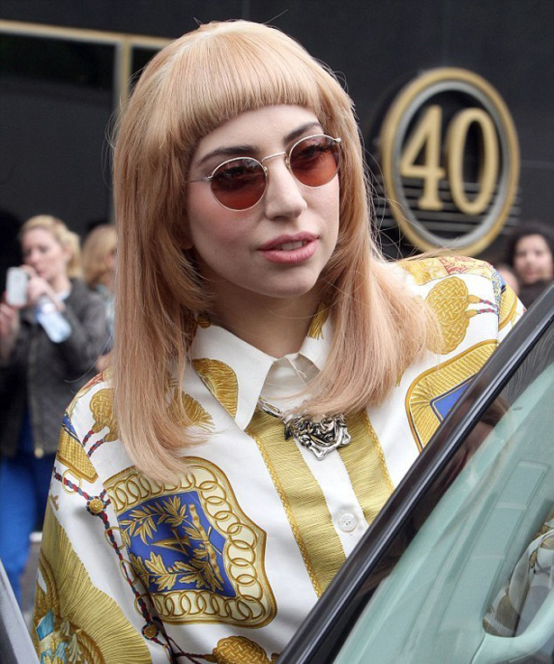 点击大图看下一张：近日，Lady Gaga顶着锅盖头造型出街，一身老气的花衬衫搭配褐色大妈长裤，惨遭网友嘲笑太土气，为此，GaGa特地换了一头时尚的梨花头出街，齐刘海内扣相当“靠谱”，且看网友再如何评价吧。