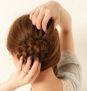 点击大图看下一张：用手将固定好的花苞头右侧的头发拉松，让头发营造出自然的蓬松感。