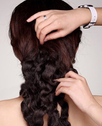 点击大图看下一张：短发新娘们，可以在后面加上假发来充实整个后区的发型效果，长发新娘们就可以将自己的头发编织成几个三股辫。会有同样的效果。