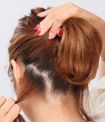 点击大图看下一张：怎样扎气质漂亮的韩式花苞头，韩式花苞头发型扎法步骤一：首先把短发梨花头的头发弄蓬松，然后梳成小马尾，注意留下颈部以上的少部分头发以作装饰之用。