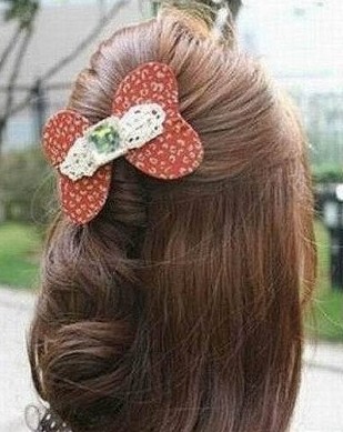点击大图看下一张：韩式公主头完成造型图：在发包上戴上美美的蝴蝶结发饰，第二款浪漫的公主头发型也完成了哦！