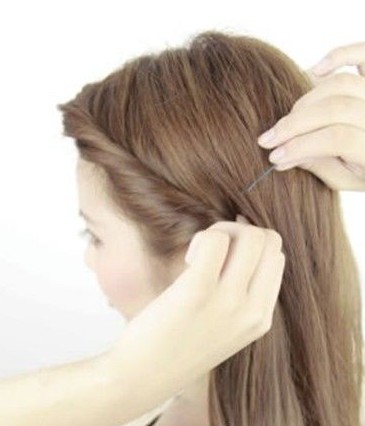 点击大图看下一张：直发发型扎法步骤三：用小夹子固定。