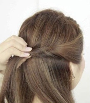 点击大图看下一张：直发发型扎法步骤四：右侧也采取同样的方法。可以用右侧的盖住左侧的辫子，小夹子尽量不要露出。