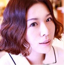 点击大图看下一张：韩国短发蛋卷头三：这款蛋卷头适合脸型较长的MM，卷的弧度很小也非常自然能够一定程度上起到修饰脸型的作用，浅褐色的发色突出肤色。