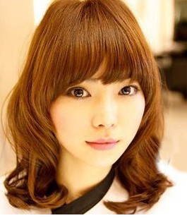 点击大图看下一张：韩国短发蛋卷头四：这款蛋卷头偏黄色系的发色非常显气色，适合皮肤白的女孩子，精致的烫卷处理最大限度美化脸型，像一个精心制作的陶瓷娃娃。