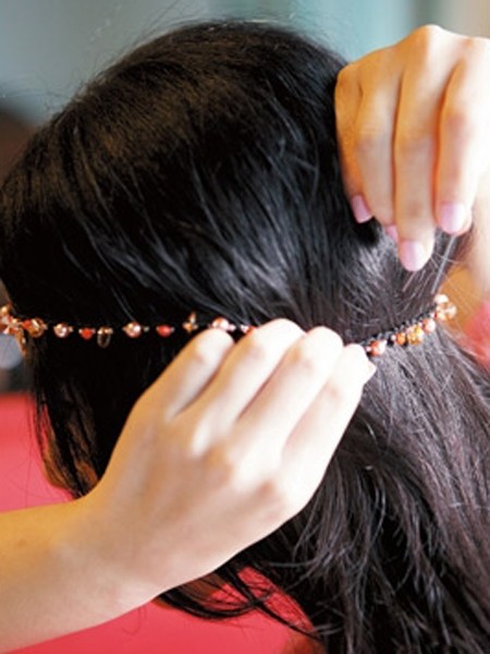 点击大图看下一张：step1：拿出一条水晶珠子固定在头发之上。