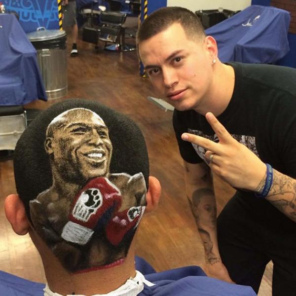 点击大图看下一张：理发师在顾客头上创造拳王弗洛伊德·梅威瑟的头像。